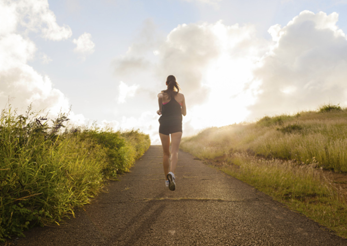 ripetute in salita: woman-running-uphill